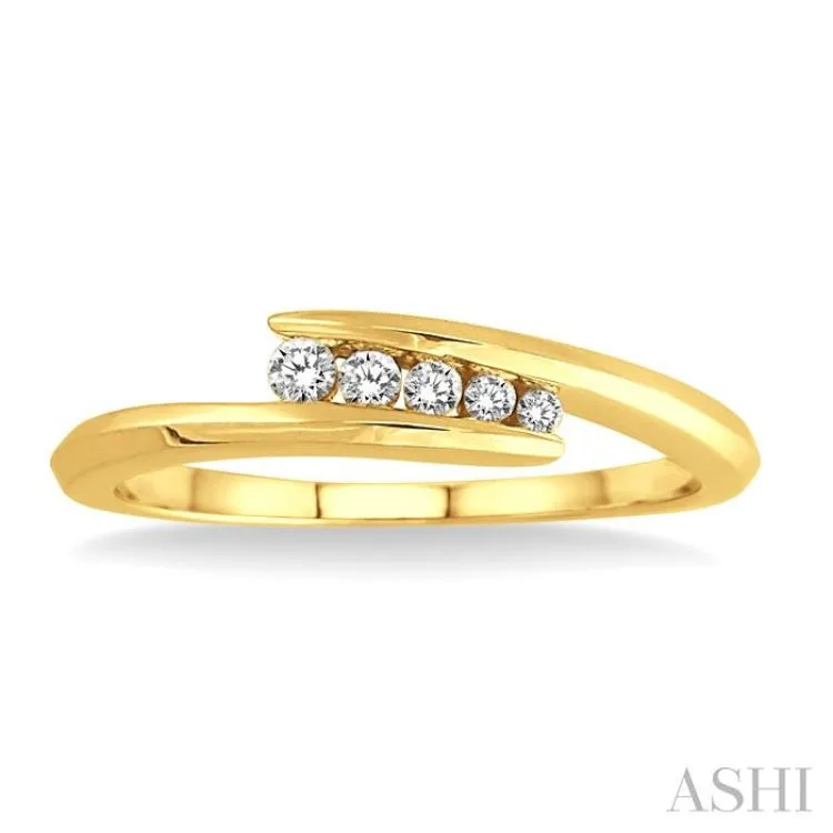 1/10 Ctw Round Cut Diamond Journey Ring in 10K Yellow Gold