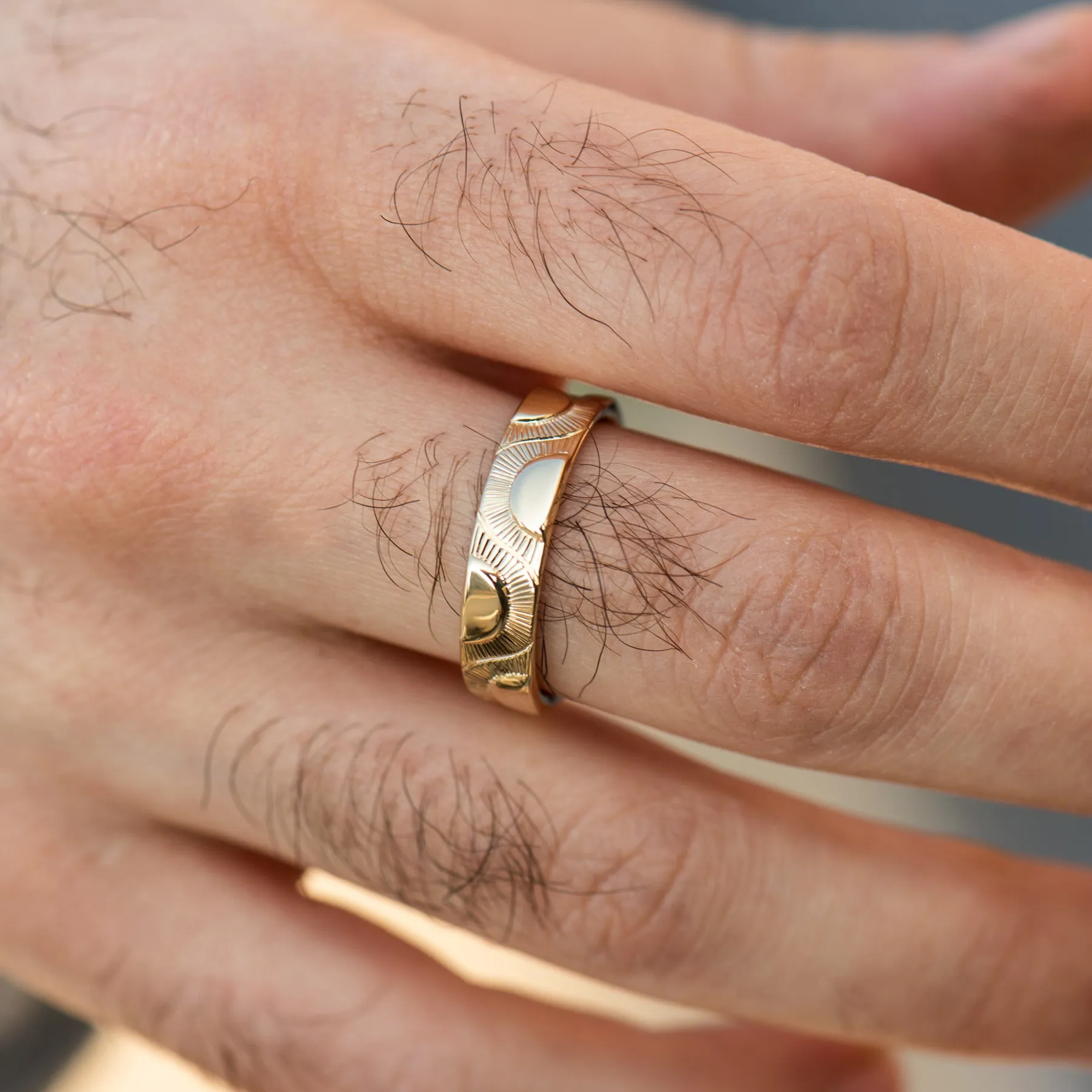 Men’s Engraved Golden Sun Pattern Wedding Band