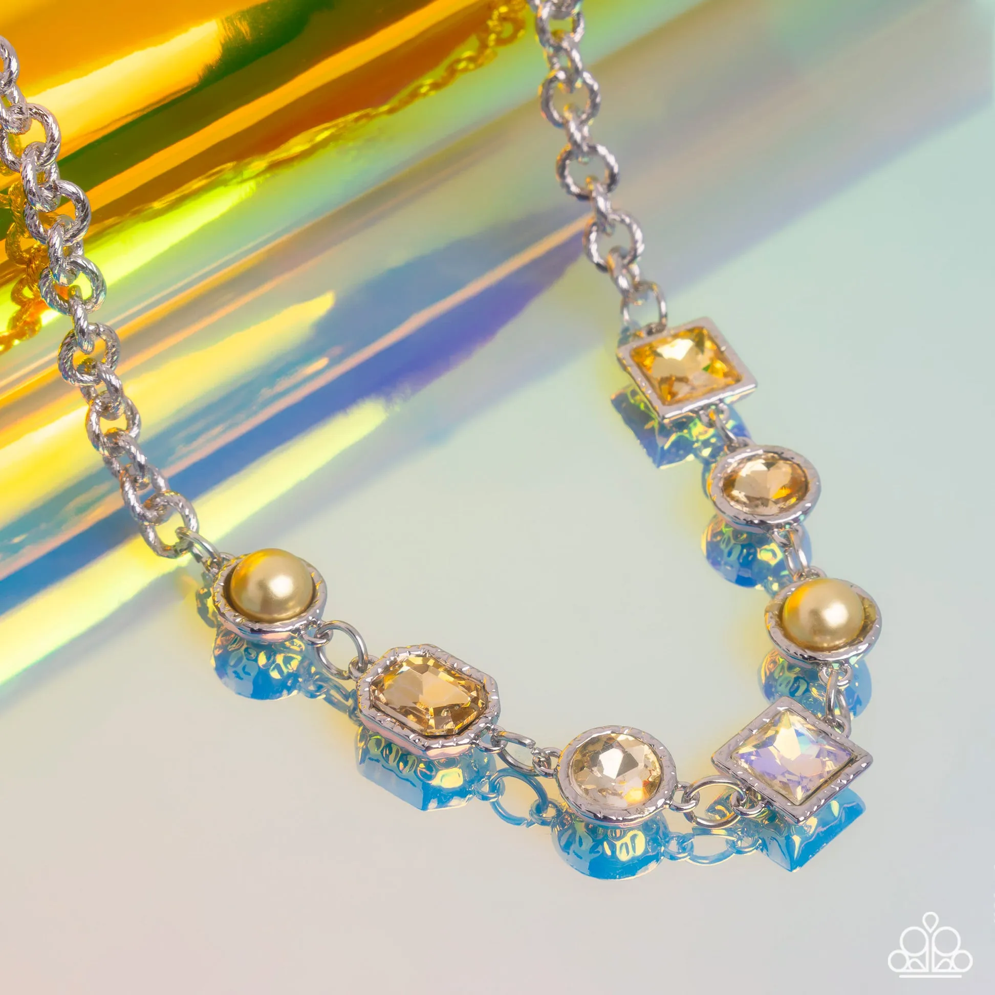 Necklaces Bejeweled Bravado - Yellow